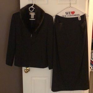 Jones New York suit w/removable faux fur collar